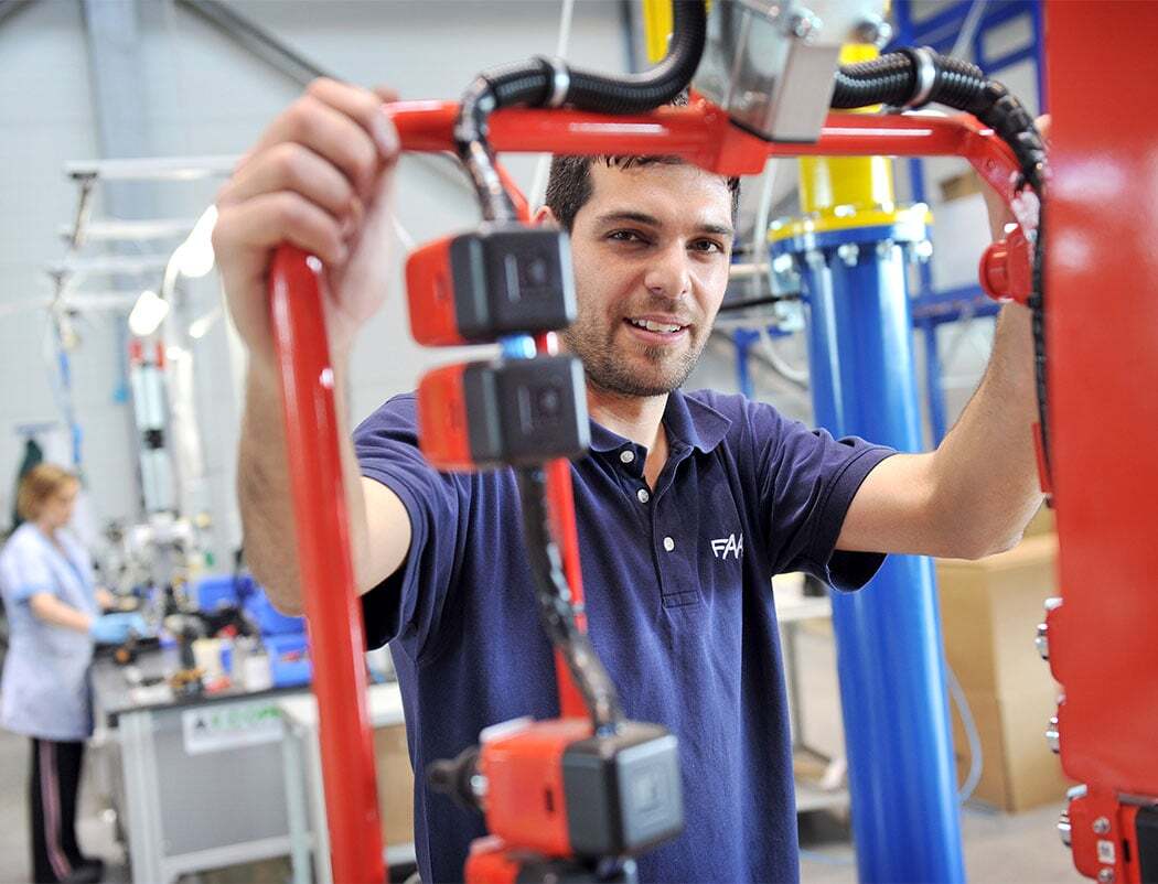 Munkás a FAAC gyártórészlegében Munkás a FAAC gyártórészlegében