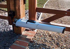 FAAC külső szárnyaskapu automatizálás