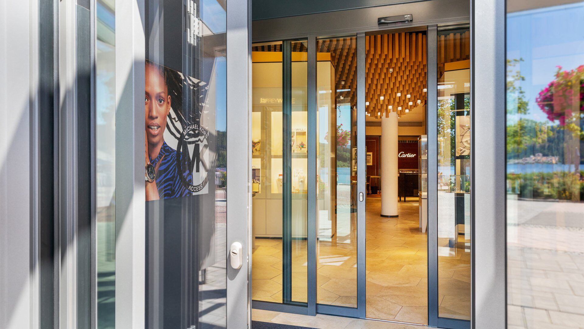 Präzise wie ein Uhrwerk: FAAC Automatiktür SKR35 im Einsatz bei DRUBBA MOMENTS